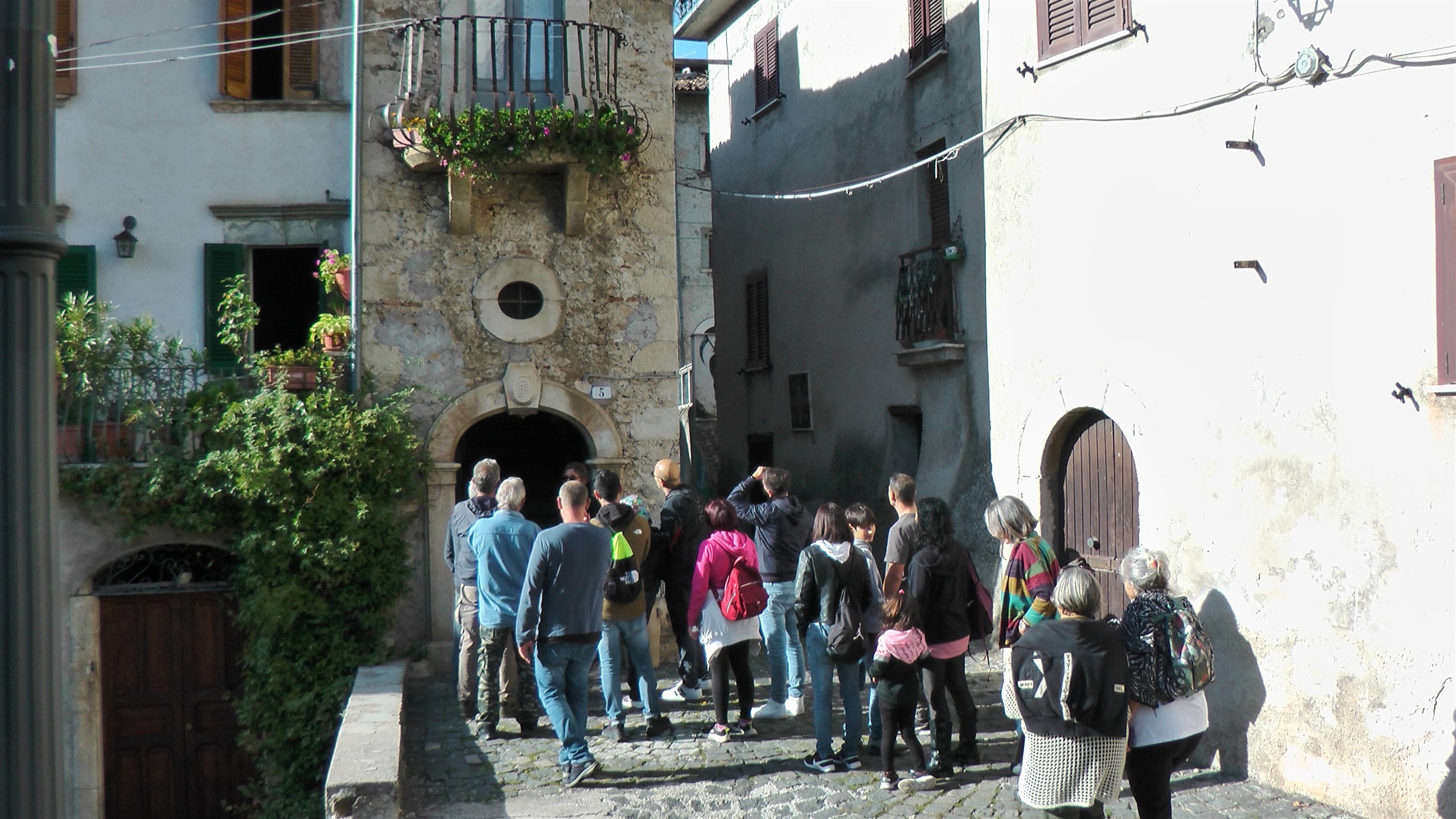 Turisti a Tufo di Carsoli