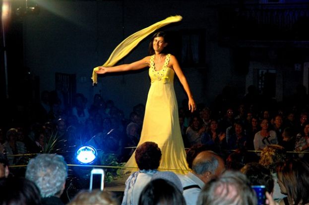PERETO, UN SUCCESSO ENORME LA SERATA DEDICATA ALLE DONNE IN “ABITI DA SPOSA”(FOTO)