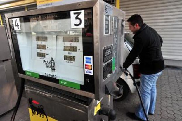 BENZINA E DIESEL, FINE SETTIMANA CON "STANGATA": FINO A 2 CENT A LITRO IN PIU'