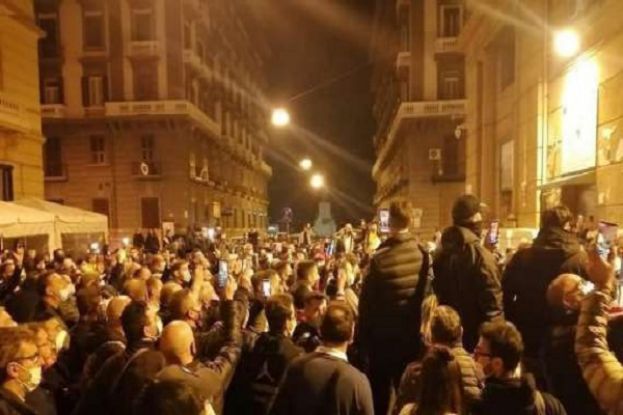 NAPOLI - DE LUCA IMPONE IL LOCKDOWN, SI SCATENA LA PROTESTA