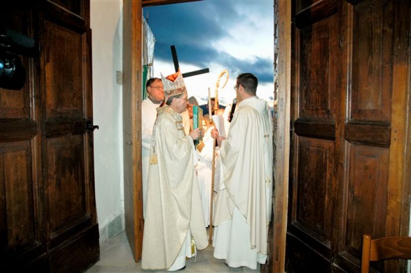 FEDE E COMMOZIONE AL SANTUARIO DELLA MADONNA DEI BISOGNOSI PER L'APERTURA DELLA PORTA SANTA(FOTO)