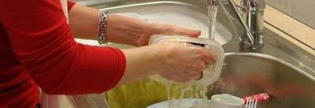 LAVARE I PIATTI E PULIRE LA CUCINA AIUTANO A PERDERE PESO