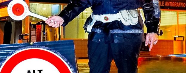 26ENNE ROMANA GUIDA CONTROMANO UBRIACA SULL'A24, BLOCCATA DALLA POLIZIA