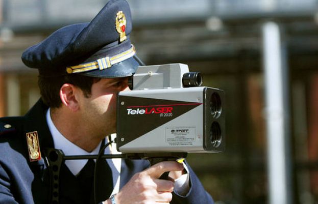 Poliziotto con il telelaser