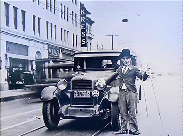 5. Vincenzo Pelliccione alias Eugene De Verdi impersona Charlot per le strade di Hollywood nella locandina pubblicitaria del film Tempi moderni