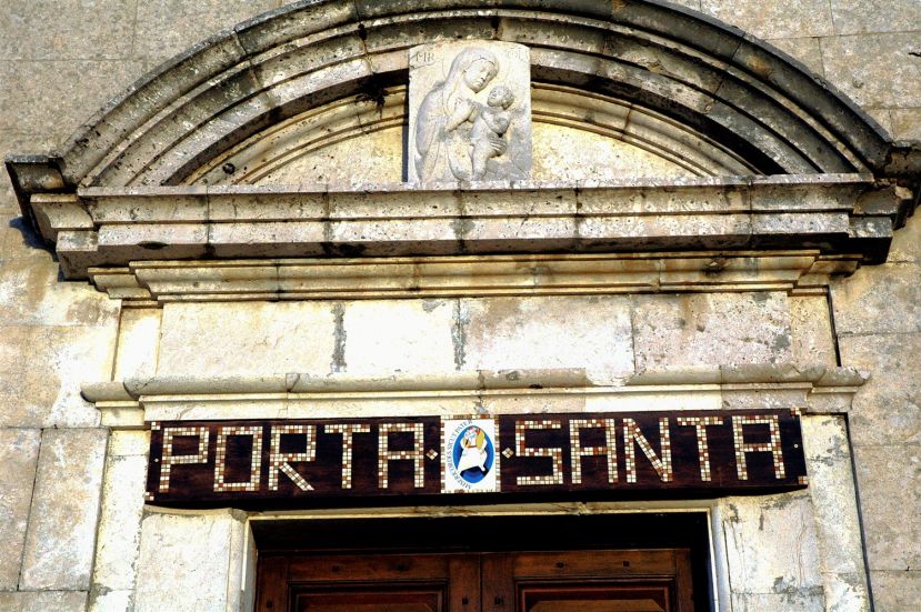 SI APRE LA PORTA SANTA NELLA PIANA DEL CAVALIERE:FARI ACCESI SUL SANTUARIO DELLA MADONNA DEI BISOGNOSI
