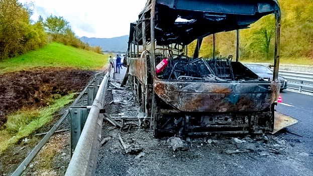 Autobus Cotral andato a fuoco