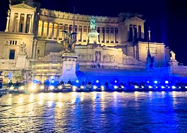 Volanti della Polizia all'Altare della Patria a Roma