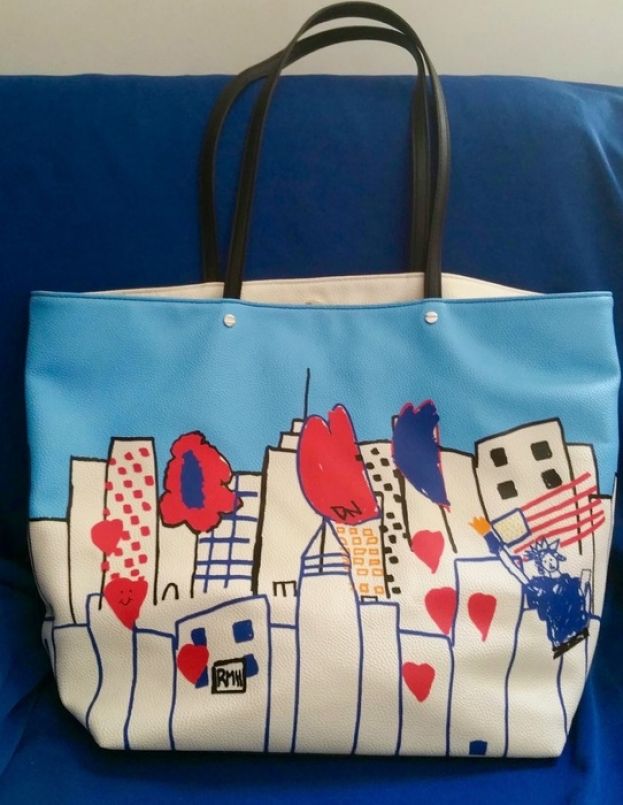 STILISTA REALIZZA BORSA CON IL DISEGNO DI IAIA