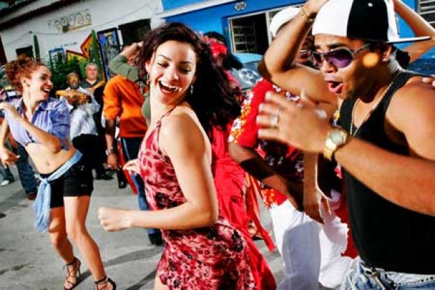 ROCCA DI BOTTE, BAILANDO- BALLI CUBANI IN PIAZZA ACCOMPAGNATI DA OTTIMA PIZZA