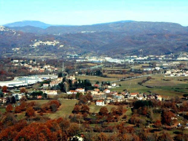 FETORI NELLA PIANA DEL CAVALIERE:FORSE SI TRATTA DI TOLUENE.PRESENTATA INTERROGAZIONE PARLAMENTARE