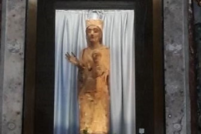 Madonna Bisognosi, Statua