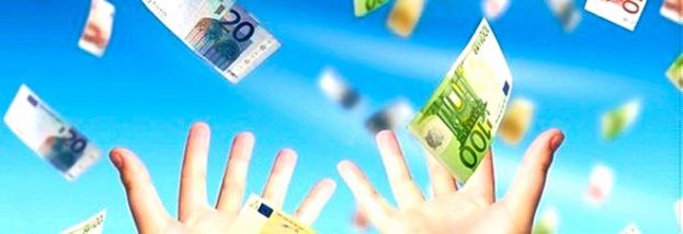 LANCIA 3.200 EURO IN BANCONOTE DAL BALCONE: CAOS TRA I PASSANTI E AUTOMOBILISTI