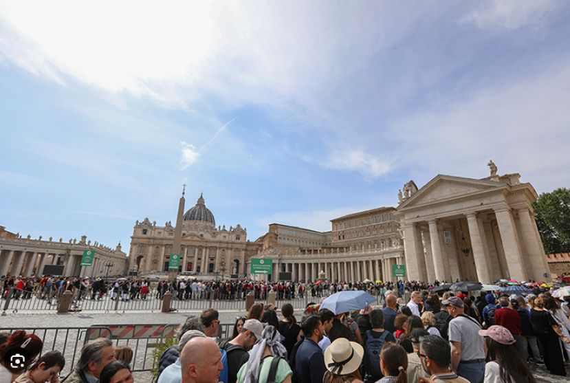 Fedeli a San Pietro per l'ultimo saluto a Papa Francesco