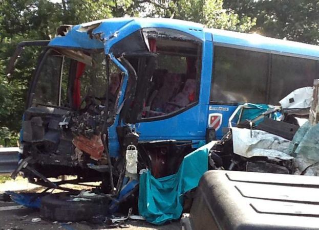 CARSOLI,BUS DELL'ACOTRAL SI SCHIANTA CONTRO UNA CASA.AUTISTA GRAVEMENTE FERITO