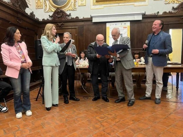 Il Prof. Antonio Lera Presidente AGAPE Accademia Caffè Letterari d'Italia e d'Europa durante la premiazione