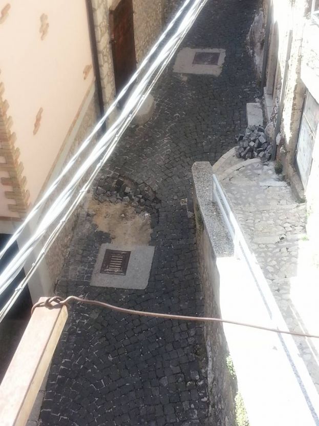 LAVORI NON SEGNALATI A PIETRASECCA, A STENTO RIESCE A PASSARE LA PROCESSIONE