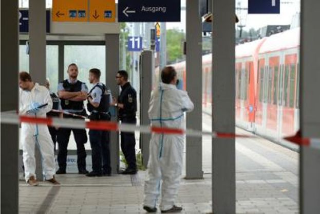 PAURA ALLA STAZIONE DI MONACO, AGGREDISCE PASSEGGERI URLANDO "ALLAH AKBAR": 1 MORTO