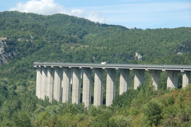 45ENNE DI CERCHIO TENTA DI LANCIARSI DAL VIADOTTO DI PIETRASECCA,SALVATO DAGLI AGENTI DELLA POLIZIA STRADALE