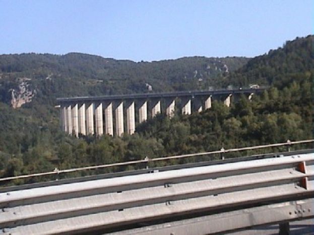 50ENNE TENTA DI LANCIARSI DAL "PONTE DEI SUICIDI" DI PIETRASECCA,SALVATA DAI CARABINIERI