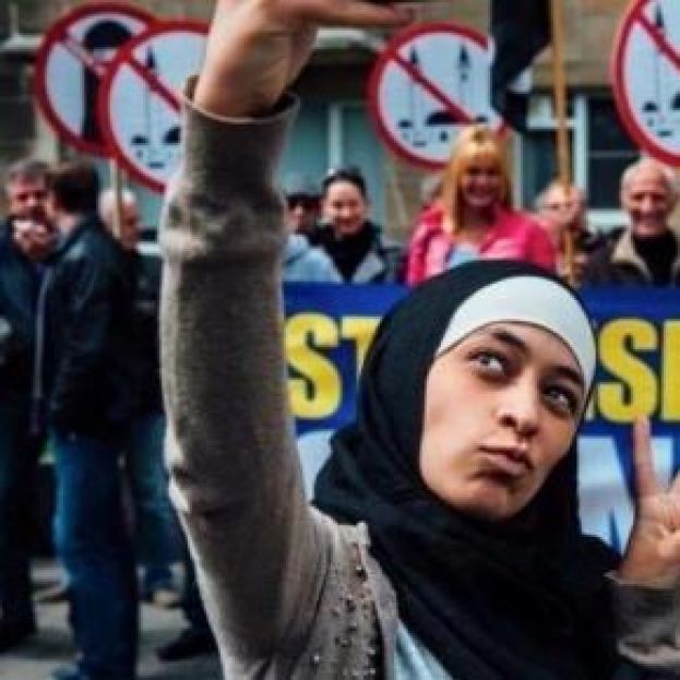 LA RAGAZZA DEL SELFIE CONTRO LA MANIFESTAZIONE ANTISLAMICA SCRIVEVA TWEET ANTISEMITI