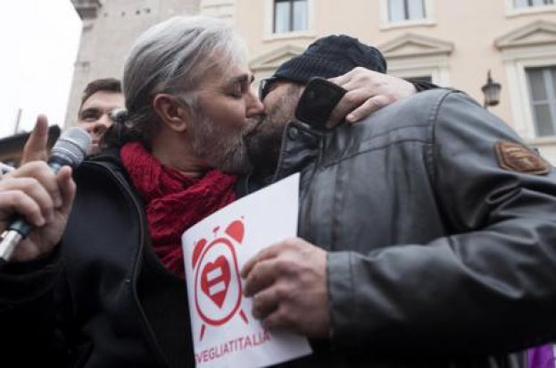 UNIONI CIVILI,IN MIGLIAIA NELLE PIAZZE CON LE FAMIGLIE ARCOBALENO