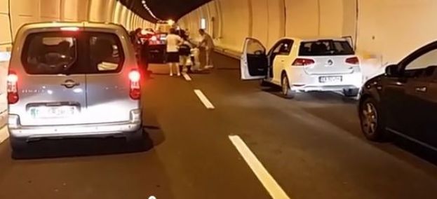 CANE ABBANDONATO IN GALLERIA:BLOCCATA L'A24 ROMA-L'AQUILA(VIDEO)